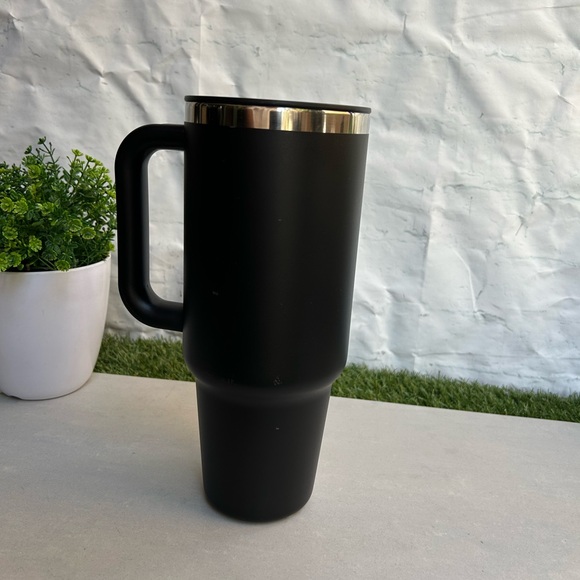 Hydro Flask
40 oz Travel Tumbler -
Black new ,flexible straw - Picture 13 of 16